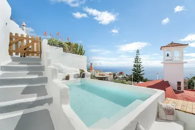 Image de Casa Hélène' avec vue sur la mer, piscine partagée et Wi-Fi