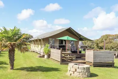 Bluebell, pet friendly, with hot tub in St Buryan