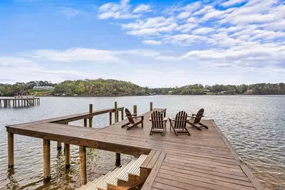Image de 4 Bedroom Dockside Dream on Lake Martin