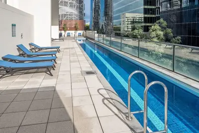 Image de Stylish City Getaway with Pool Gym Parking
