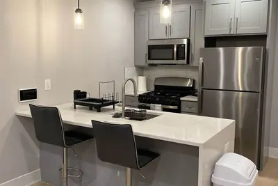 Image de New Cozy 1-bedroom apartment - 7 min walk to train for Nyc