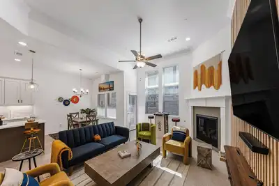 Image de Chic Townhome: Arcade Games, Ev Charging, Putting Green, & Luxury Decor!