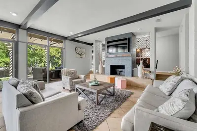 Image de Stylish Austin Escape | Pool | Yard | Sleeps 20