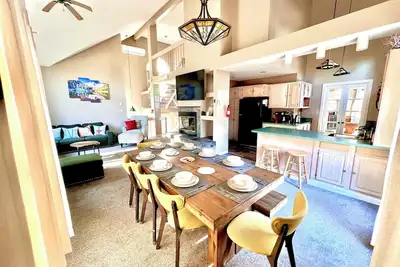 Image de 4-bdrm sleep 12 Lake Harmony. Lake/Beach/Pool/Walk to Slopes, Hot tub, Game Room