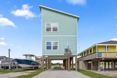 Image de New 2024 River House Waterfront Lighted Fish Pier