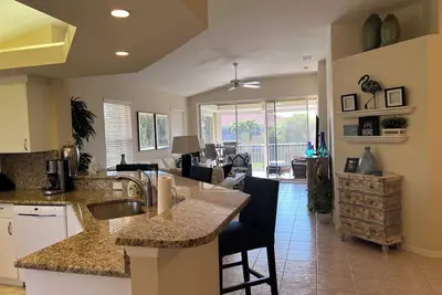 Image de Beautiful 2-bedroom condo in Bonita Springs with waterfront & fountain view