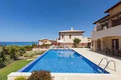Image de Unmatched Luxury: Stunning Views & Elegance at Paphos Villa 1470.