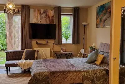 Image de Spacious Studio in West Molesey with free on-street Parking