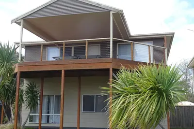 Image de Lake St House. Large holiday home opposite Lake Victoria, views over the lake!