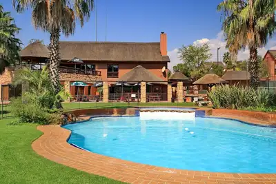 Image de Superbe maison de ville avec jardin de 2 chambres au cœur de Fourways, Sandton