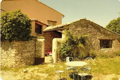 Image de Grande maison de campagne au calme avec piscine atypique dans le Luberon.