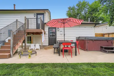 Hot Tub* Pool Table* 4 beds