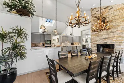 Image de Spacious Condo Overlooking Keystone Lake w/ 2 Private Balconies & Fireplaces!