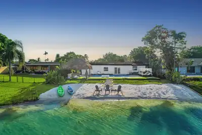 Image de Ventur Paradise - Waterfront - Kayak, Tiki & Games
