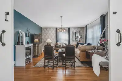 Image de New! Historic Downtown Artist's Loft- Walk Everywhere- Read Reviews!