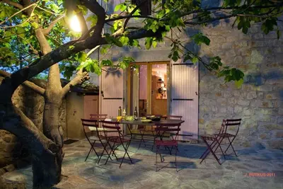 Image de Maison de village rénovée avec goût, 150m2, pour 8 ou 9 personnes, jardin clos.