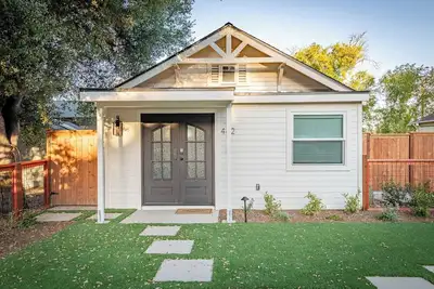 Image de Sophisticated, 2br/1ba w/huge kitchen, bath & separate office
