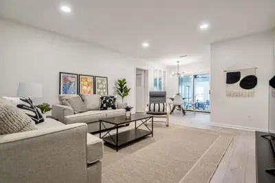 Image de Modern 4-Br Home w/ Sunroom, Office, & Pet-Friendly Yard – Ideal for Groups & Families!