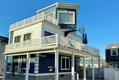 Image de Premier Host Listing - 5br, 3ba Home, In Ground Pool, 1 short blocks to Beach