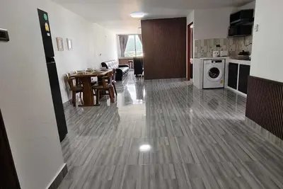 Image de 902/1: 91 sm, luxurious, fully renovated, 2 bed apartment. with free fast WiFi.
