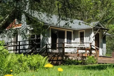 Image de Charming and secluded 2-bedroom cottage in the Catskills with WiFi and Ac