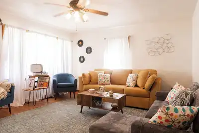 Image de Mid Century Themed Limestone Cottage - 2 Bedrooms Sleeps 6 - Pets Welcome!
