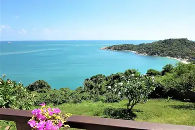 Image de Luxueuse villa avec vue fantastique sur la mer, piscine et jardin privés.
