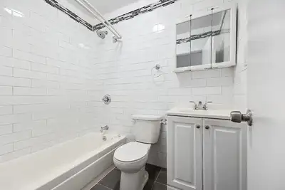 Image de Cozy 1-bedroom apartment in vibrant New York with WiFi, fitness room yo