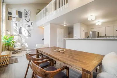 Image de Stylish Townhouse w/ Spa-like Décor!