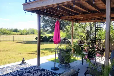 Image de Charming cottage in Cypress with lake view, WiFi, Ac and relaxing outdoor patio.