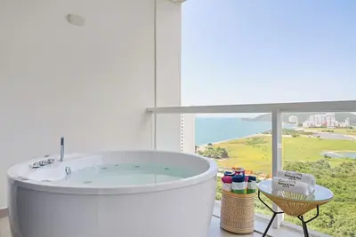 Image de Penthouse with Private Jacuzzi, Stunning Beach & Mountain Views – 2 min to Beach