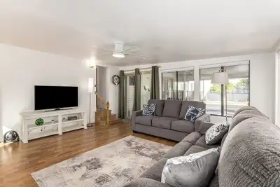 Image de Recliners! Large Az Room - perfect for overnight guests. 55+ Activities Galore!