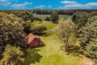 Image de Cozy woodland cabin in Scotts - 9 acres all to yourself!
