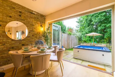 5 Bed 2. 5 Bath House with Private Garden & Jacuzzi