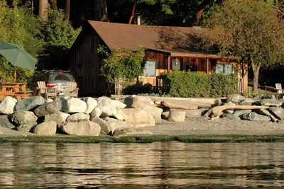 Image de 2br Beachfront Cabin w\/ loft - steps from prime west-facing beach!