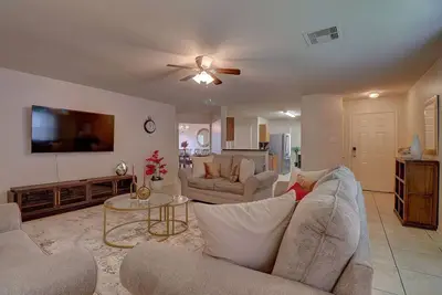 Image de Cozy Fall Home! Fast Wi-Fi, & Free Snacks!