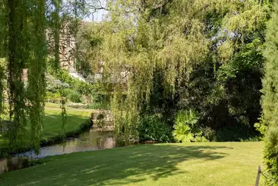 Image de Charming cosy cottage w\/babbling brook, in heart of the Cotswolds, w\/parking.