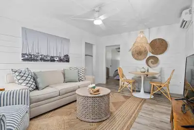 Image de Reel Retreat: Charming Ground Floor Hideaway with King Bed - Minutes to Beach!