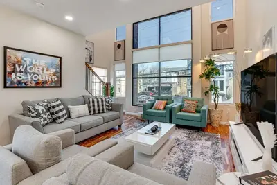Image de Townhouse - Urban Living with Rooftop Deck!