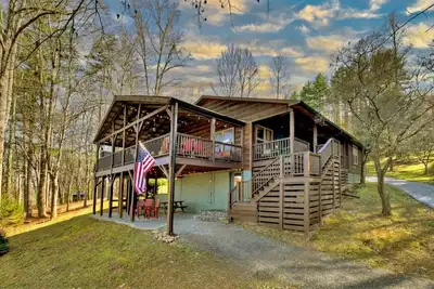 Image de Moon Tower Cabin - Beautiful Water Views, Firepit + More!