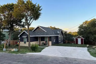 Image de Modern peaceful home close to ramps 6 and 7\n\n