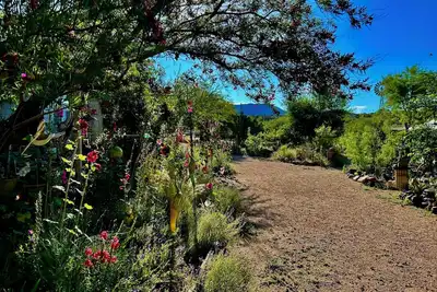 Image de Artistic home and gardens Just a stones throw to Roosevelt Lake.