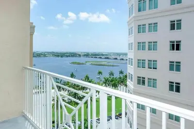 Image de Waterfront Downtown West Palm Beach with Luxury Amenities