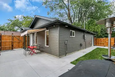 Image de Luxury 2br home with high ceilings with Bbq/ patio in beautiful South Windsor.
