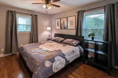 Image de Cozy, quiet retreat in south Kc