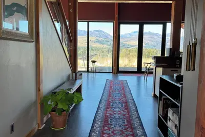 Image de Spectacular views, spacious, quiet, comfortable, secluded yet walkable to town.