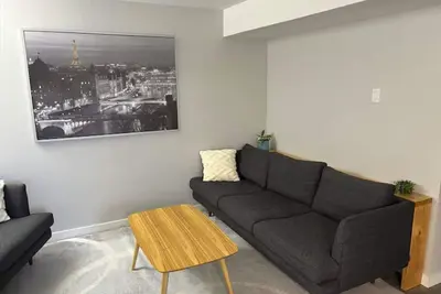 Image de Guests will love our bright, modern ground-floor suite with private access.