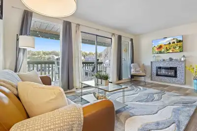 Image de Light filled condo with balcony, water views, grill & shared amenities