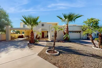 Image de Spacious townhome with movie room, patios, pool, & home office