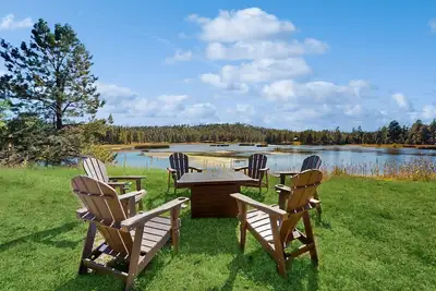 Image de Modern lakefront cabin with bbq, gas fireplace, amazing views